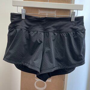 Lululemon Final Lap 2.5" Perforated Fabric Mid Rise 4 Way Stretch Shorts Black 8